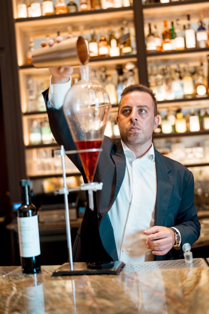 Un cameriere che serve un cocktail al Collegio alla querce, Auberge Collection