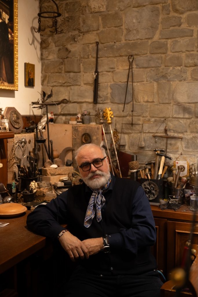 un artigiano nel suo studio