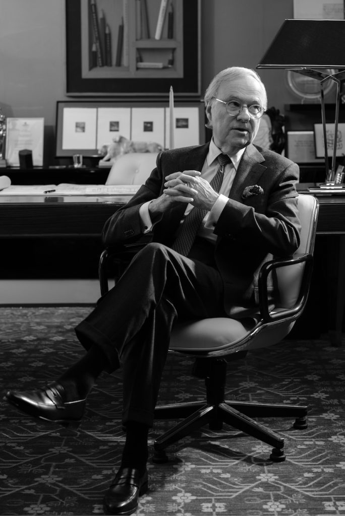 Pierre-Yves Rochon assis sur une chaise