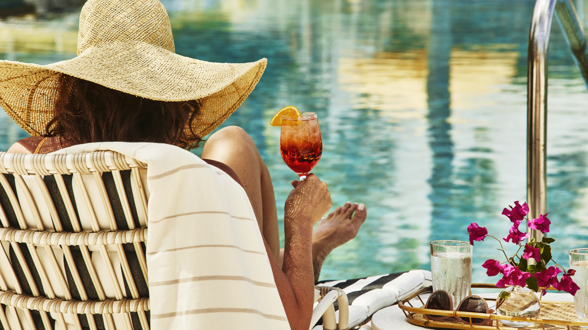 https://dreffui1gbt6t.cloudfront.net/images/mal/mal-gal-resort-poolside-drink-land.jpg